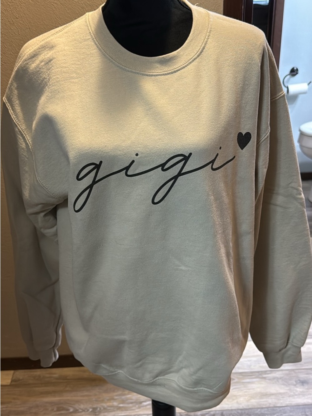 Gigi Script Logo Cream Women's Sweatshirt